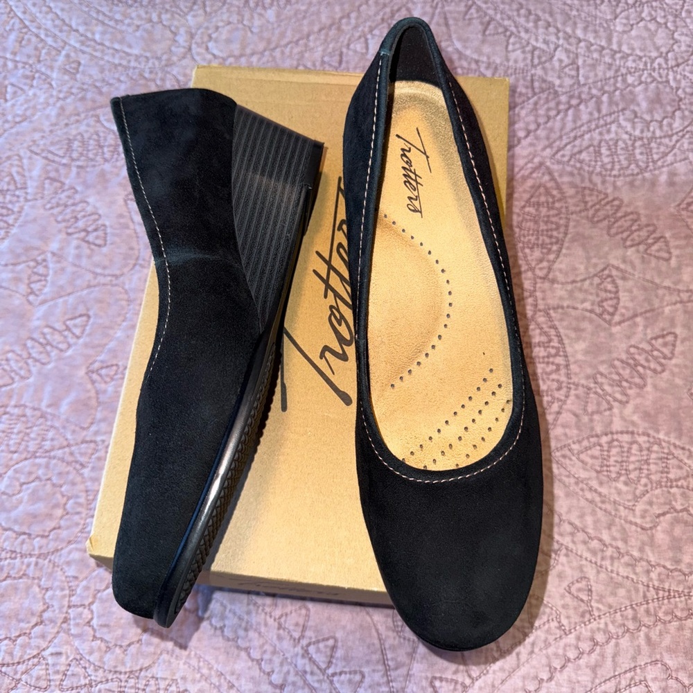 Trotters Women's Black Suede Wedge in 9 NARROW Winnie - Picture 2 of 12